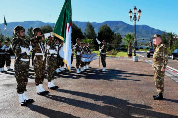 El jefe de Estado Mayor del Ejército de Argelia, el general Säid Chanegriha, pasando revista a tropas del país. Foto. Ministerio de Defensa de Argelia