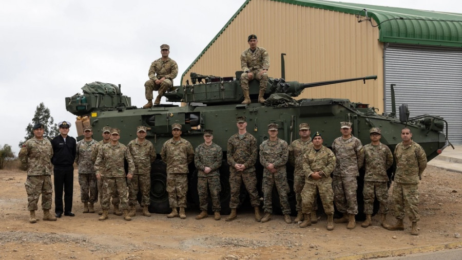 Infantes de Marina de Chile y Estados Unidos junto a un carro NZLAV 8x8 Firma  Lance Cpl David Intriago USMC