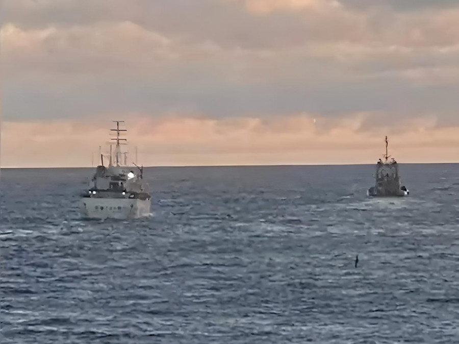 Pesquero An Fong No 136 y RAM Beagle siendo interceptadas a 245 millas náuticas de la costa de Comodoro Rivadavia Firma Prefectura Naval Argentina