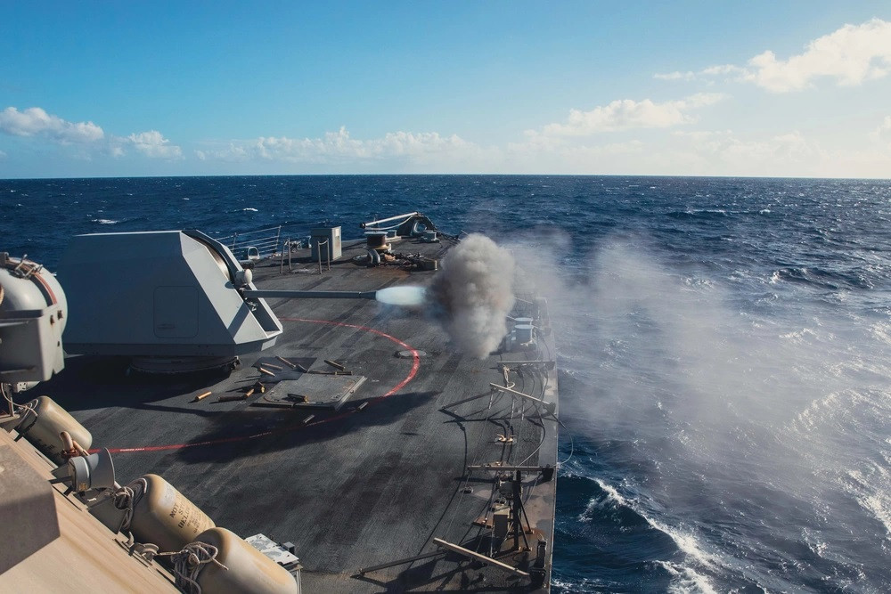 El USS Billings dispara su cau00f1u00f3n BAE Systems Mk 110 de 57 mm Firma Mass Communication Specialist 3rd Class Aaron US Navy