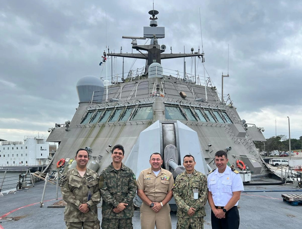Oficiales navales de Peru00fa Brasil Colombia Ecuador y Chile en la cubierta del USS Billings LCS 15 Firma US Navy