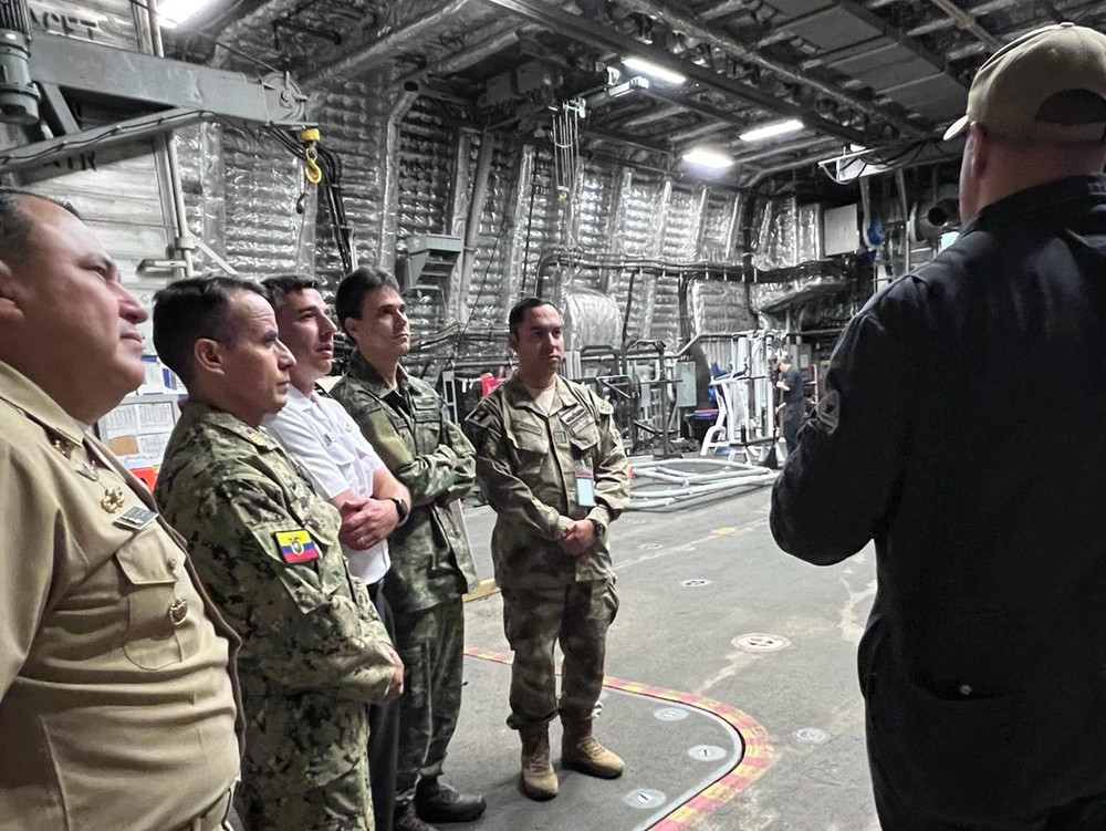 Los oficiales de enlace en el hangar del USS Billings (LCS 15) Firma US Navy