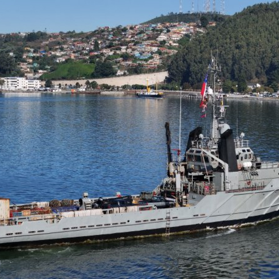 El ATF 66 Galvarino arribando al muelle 360 de la base naval Talcahuano Firma Armada de Chile