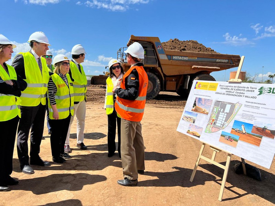 Robles visita las obras de la base logística