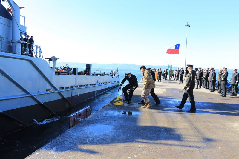 El comodoro Saeltzer suelta la última espía del BAE Imbabura amarrada a una bita del muelle 360 de la base naval Talcahuano Firma Armada de Chile