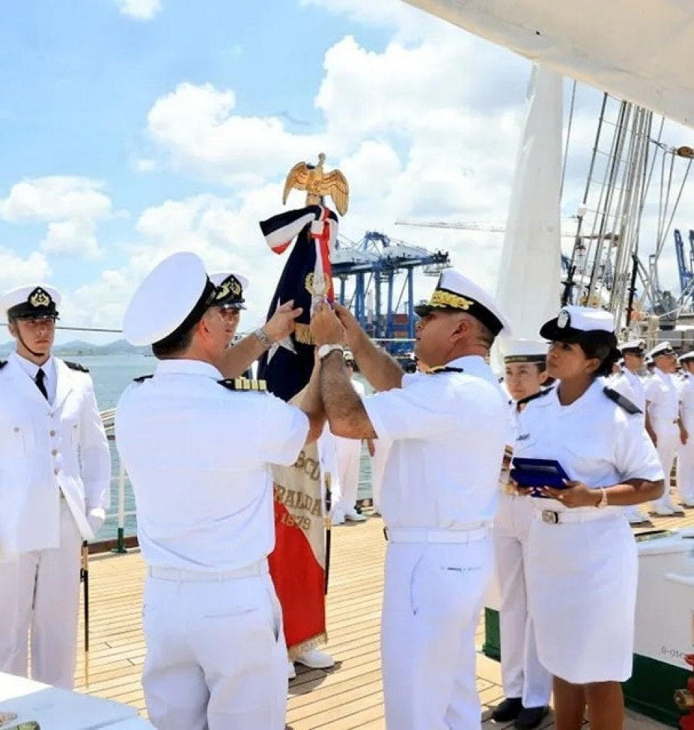 Entrega de condecoración al estandarte del buque escuela BE 43 Esmeralda de la Armada de Chile Firma Servicio Aeronaval de Panamá