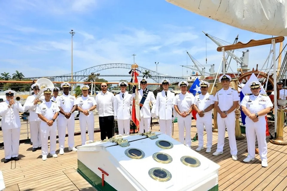 Autoridades del Senan junto al embajador Alejandro Sfeir en la cubierta del buque escuela BE 43 Esmeralda de la Armada de Chile Firma Servicio Aeronaval de Panamu00e1