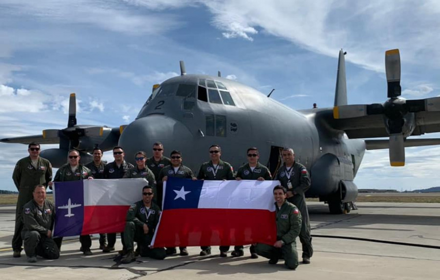 Tripulantes de un KC 130R Hercules junto a integrantes de la Guardia Nacional Aérea de Texas em el ejercicio Mobility Guardian 2019 Firma Fuerza Aérea de Chile