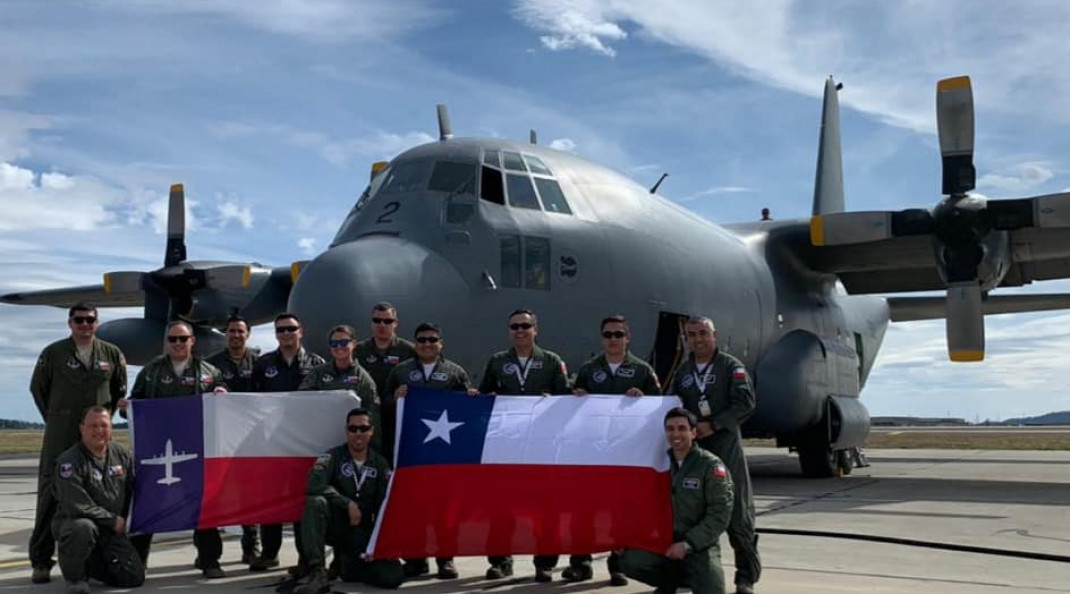 Tripulantes de un KC 130R Hercules junto a integrantes de la Guardia Nacional Aérea de Texas em el ejercicio Mobility Guardian 2019 Firma Fuerza Aérea de Chile