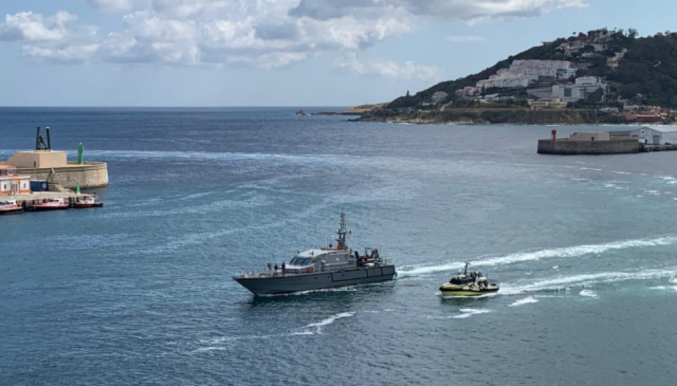 El USV Vendaval de la Autoridad Portuaria de Ceuta navega junto al patrullero Isla de León de la Armada