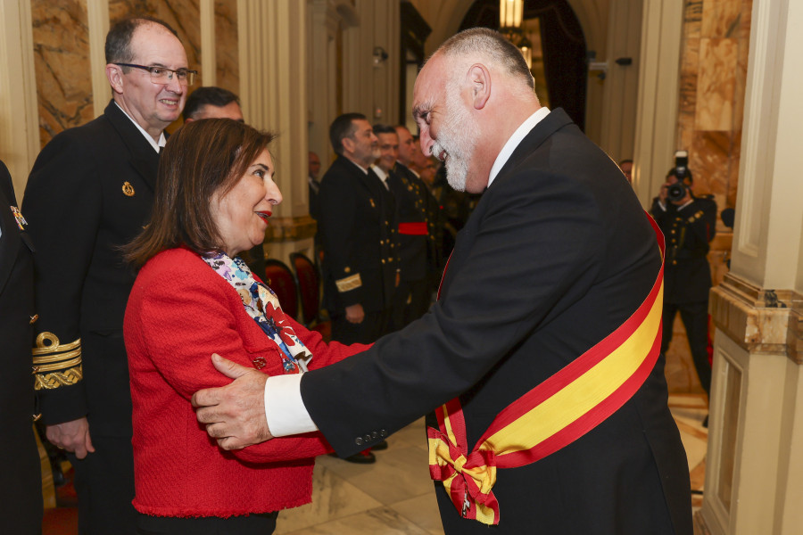 La ministra preside la ceremonia de imposicin de grandes cruces en el cuartel general de la armada foto iaki gmezmde 53709654460 o