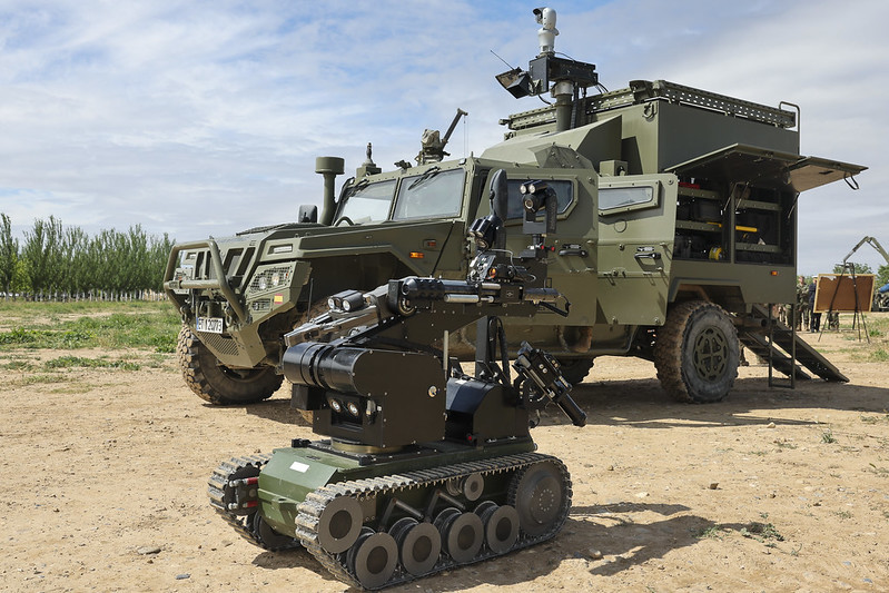 Vamtac EOD y robot