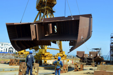 Personal de Asmar Talcahuano trabajando en la construcción del patrullero oceánico OPV 83 Marinero Fuentealba Firma Armada de Chile