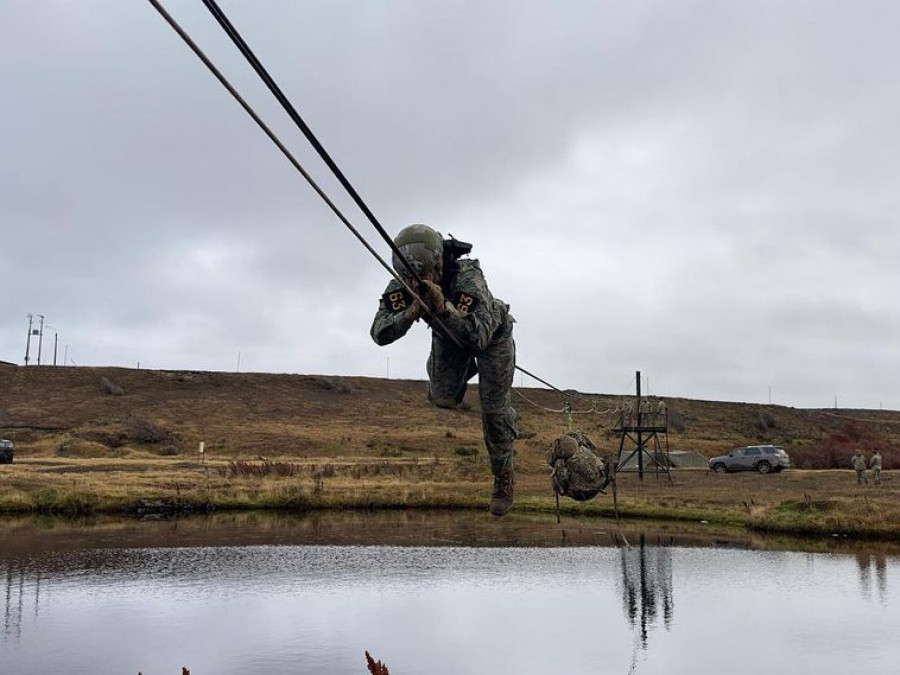 Cruce de pasarela de cuerda en comperencia Mejor Guerrero 2024 Firma Ejército de Chile