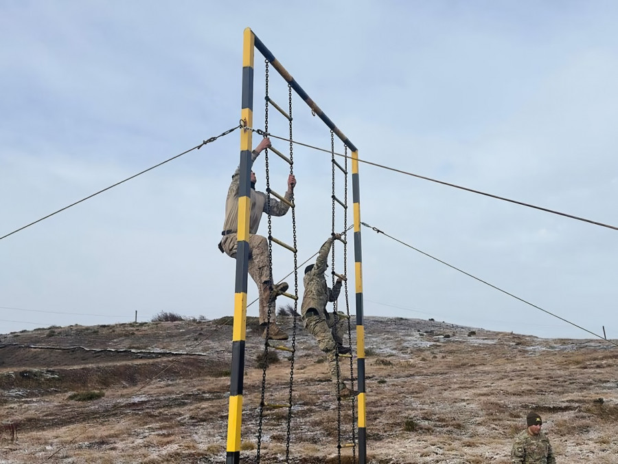Cruce de obstáculos en competencia Mejor Guerrero 2024 Firma Comando de Operaciones Terrestres del Ejército de Chile