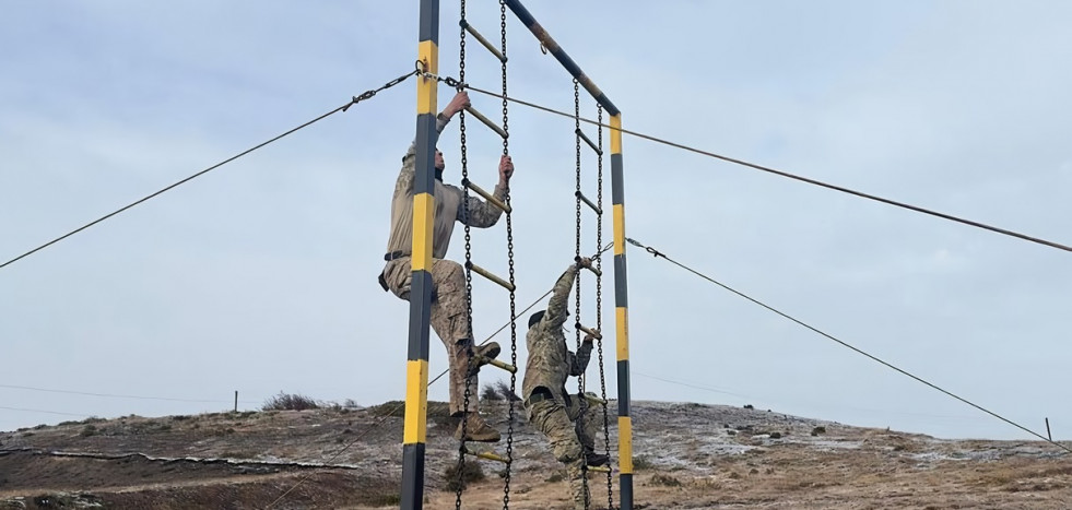 Cruce de obstáculos en competencia Mejor Guerrero 2024 Firma Comando de Operaciones Terrestres del Ejército de Chile