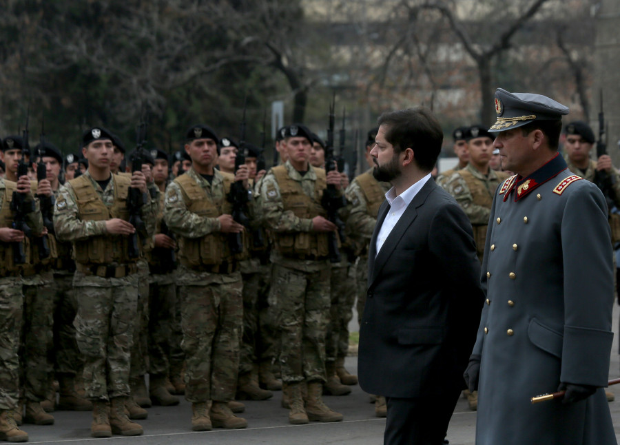 El presidente Boric y el general Iturriaga en la ceremonia del Juramento a la Bandera año 2023 Firma Ministerio de Defensa Nacional de Chile