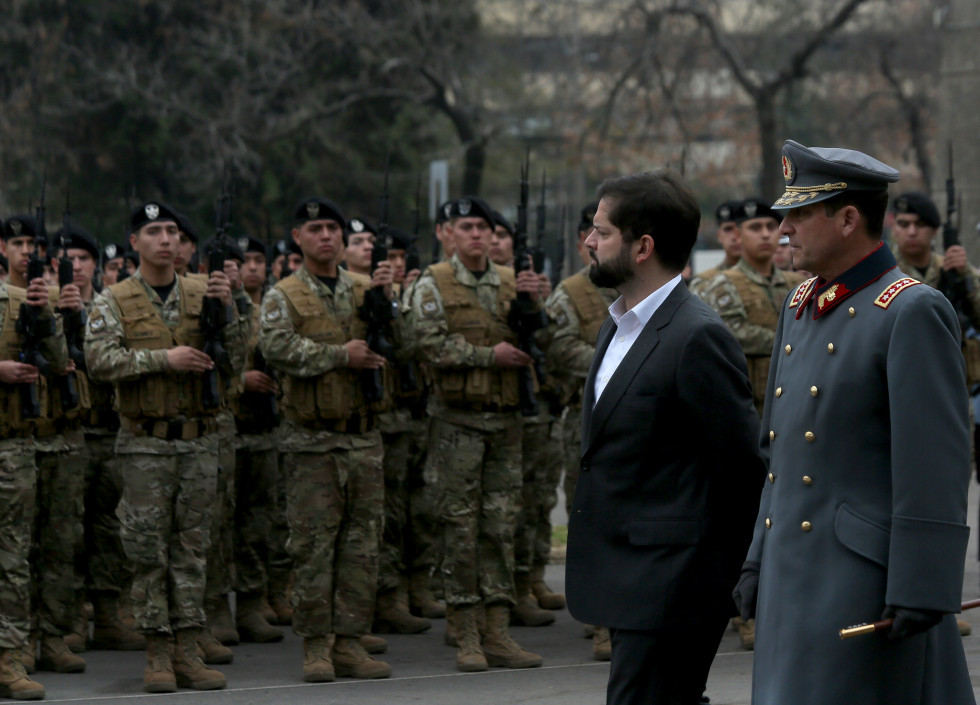 El presidente Boric y el general Iturriaga en la ceremonia del Juramento a la Bandera año 2023 Firma Ministerio de Defensa Nacional de Chile