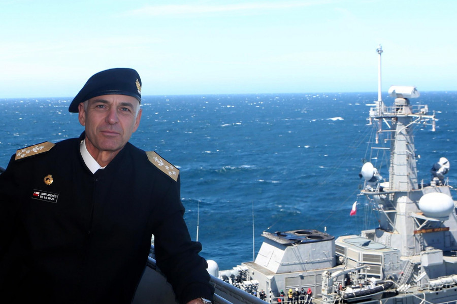 Amirante Juan Andrés De la Maza supervisando un ejercicio de la Escuadra Nacional Firma Armada de Chile