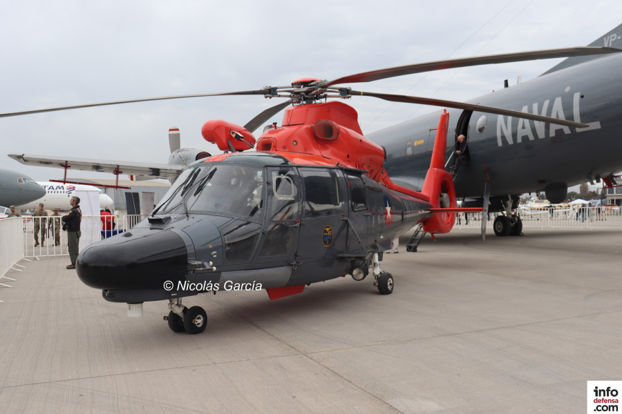 Helicóptero Airbus AS365 Dauphin de la Aviación Naval de la Armada de Chile en Fidae 2024 Firma Nicolás García