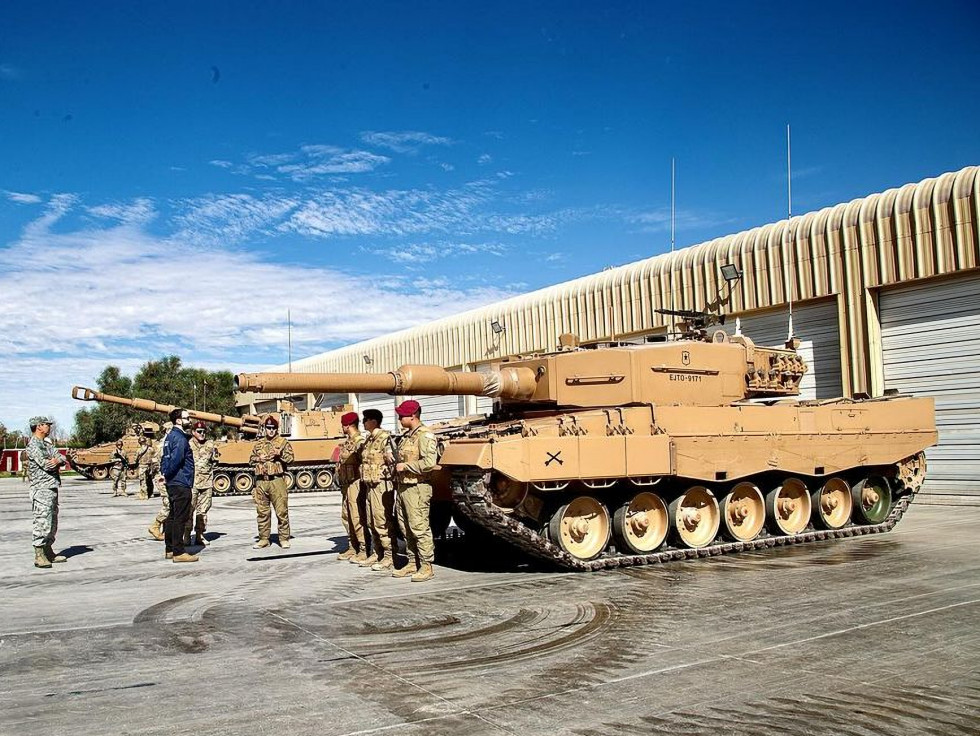 Subsecretario Ricardo Montero junto a una tripulación de tanque Leopard 2A4 en su visita a la 2ª Brigada Acorazada Cazadores Firma Subsecretaría de Defensa de Chile