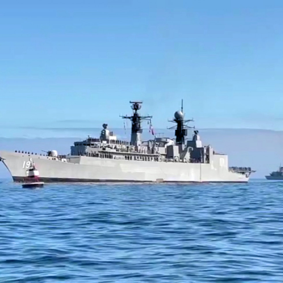 La fragata FF 19 Almirante Williams rindiendo honores a la boya Esmeralda a su arribo al puerto de Iquique Firma Armada de Chile