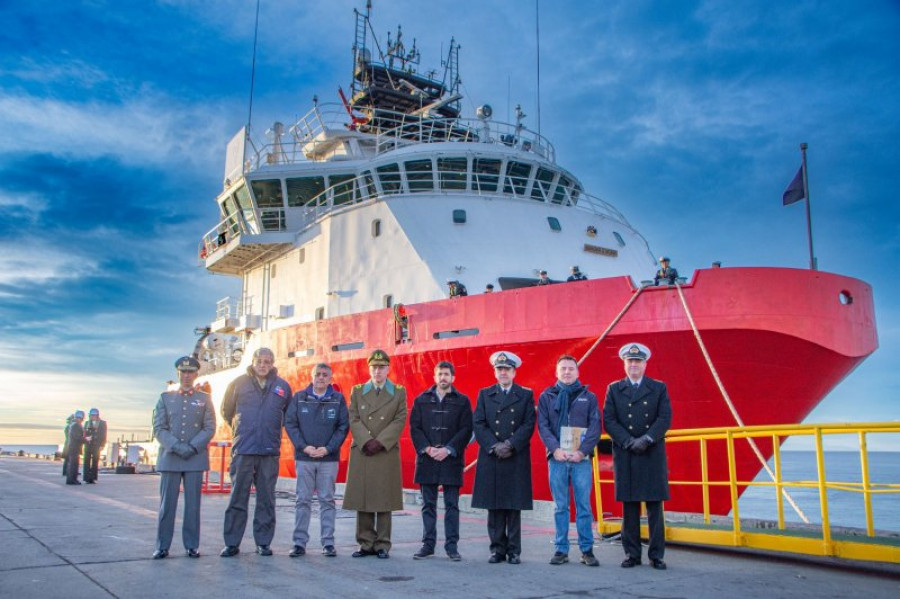 ATF 60 Lientur en el muelle Capitán Guillermos de Punta Arenas Firma Armada de Chile