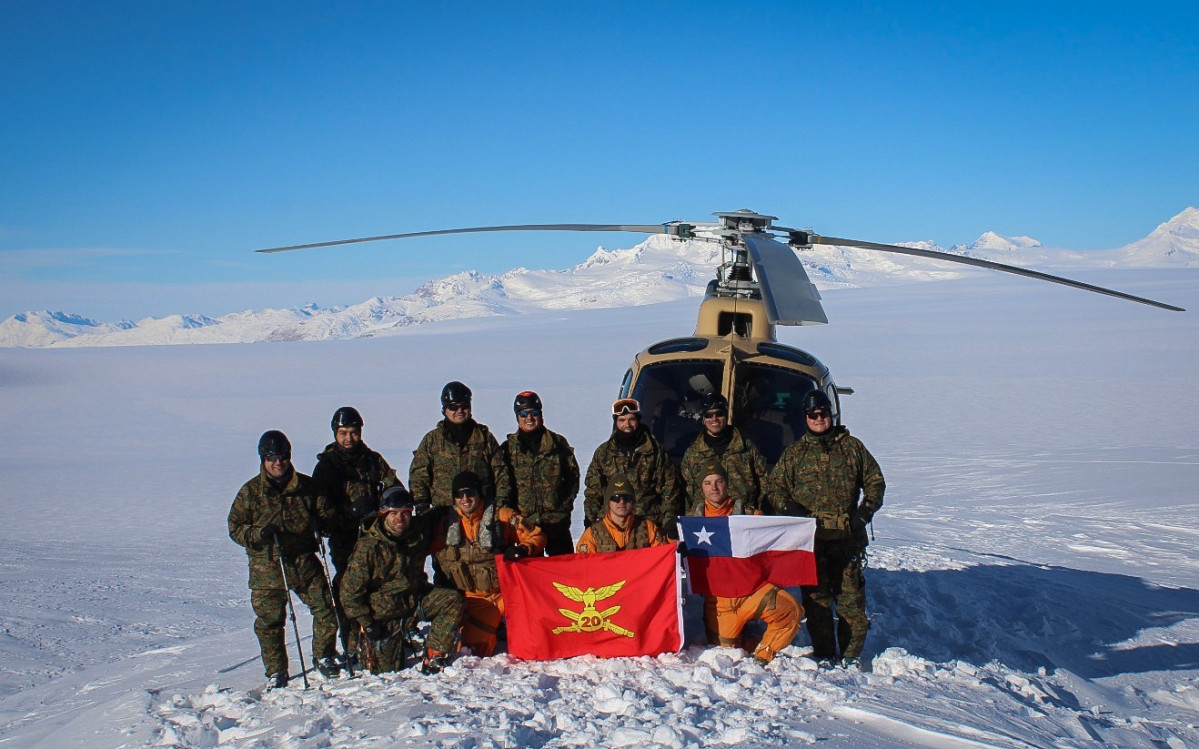 Expediciu00f3n invernal a Campo de Hielo Sur Firma Eju00e9rcito de Chile 006
