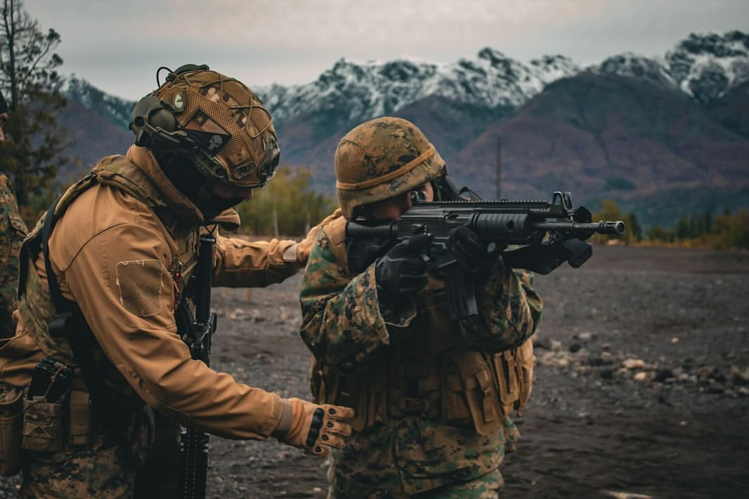 Fusilero del Batallu00f3n de Infanteru00eda de Montau00f1a Tarpellanca en instrucciu00f3n con el IWI Galil ACE 22 N C calibre 556 x 45 mm Firma Destacamento de Montau00f1a Nu00b017 Los u00c1ngeles del Eju00e9rcito de Chile