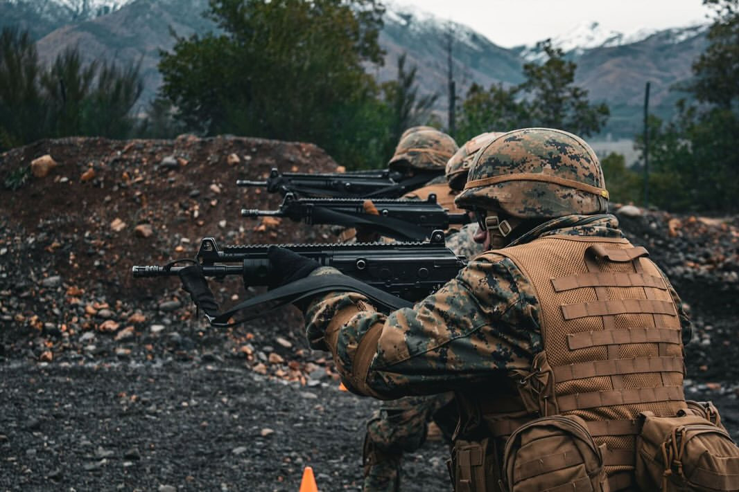Soldados conscriptos del Batallu00f3n de Infanteru00eda de Montau00f1a Tarpellanca adquieren sus primeras habilidades con el fusil de asalto Galil ACE 22 N C Firma Destacamento de Montau00f1a Nu00b017 Los u00c1ngeles del Eju00e9rcito de Chile