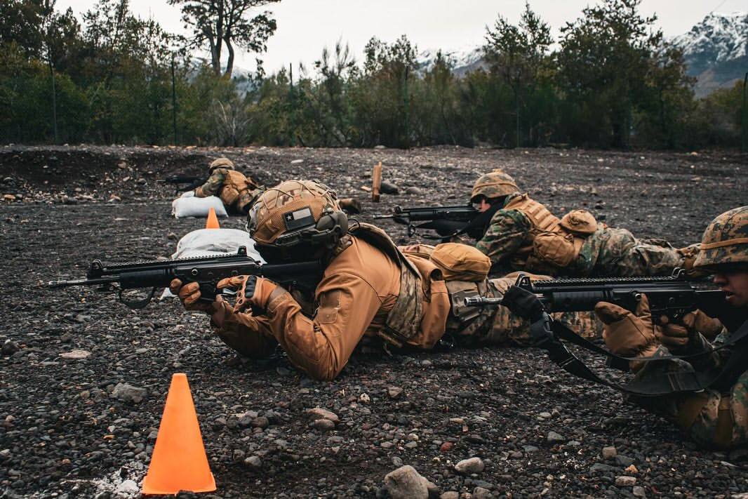 Soldados conscriptos del Batallu00f3n de Infanteru00eda de Montau00f1a Tarpellanca aprenden la tu00e9cnica de disparo en posiciu00f3n tendido Firma Destacamento de Montau00f1a Nu00b017 Los u00c1ngeles del Eju00e9rcito de Chile