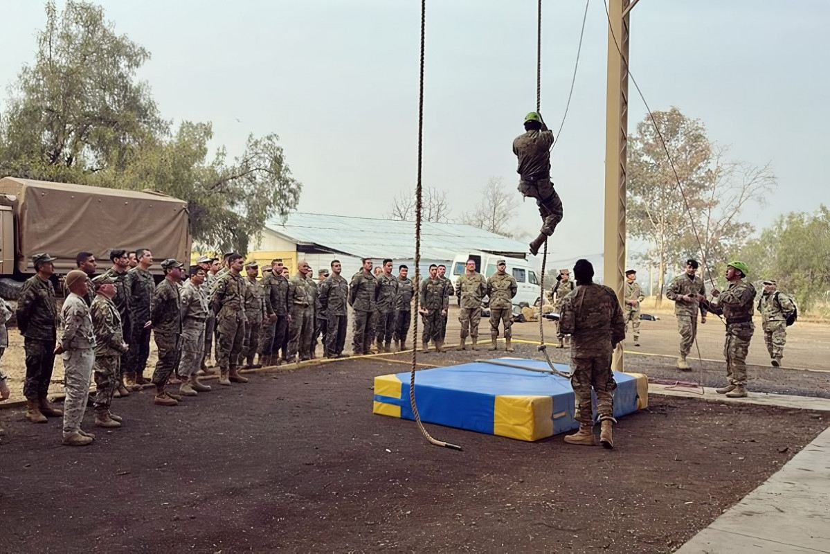 Uno de los participantes efectu00faa unas de las pruebas de suficiencia fu00edsica en la BOE Lautaro Firma V Divisiu00f3n del Eju00e9rcito de Chile