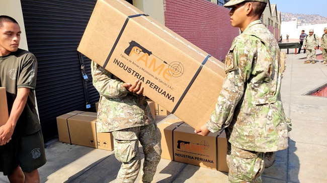 GralBrigMoisesCarbajal recibe1erLotede500FusilesARAD 7 24may2024 ComandoLogisticoEP 02 650px