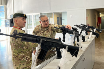 El coronel Fuenzalida presenta al teniente coronel Nazarano el fusil de asalto SG 540 M1 Firma Famae