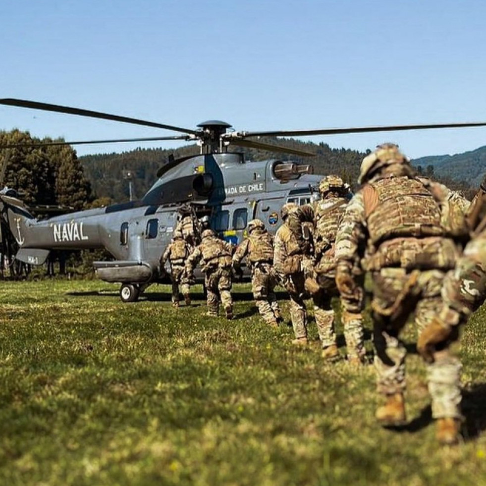 Personal militar desplegado en la Macrozona Sur realizan ejercicio de inserción aerotransportado con un helicóptero transporte Airbus AS332L Super Puma de la Aviación Naval de la Armada de Chile Fi