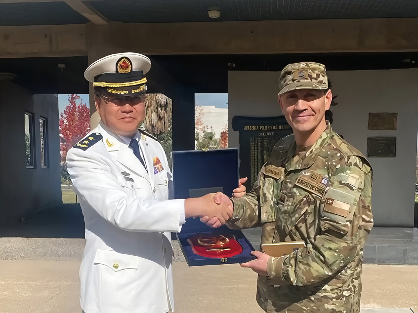 Intercambio de presentes entre representante de la Acapomil y el vicealmirante Zhao Xiaozhe Firma Academia Politécnica Militar del Ejército de Chile