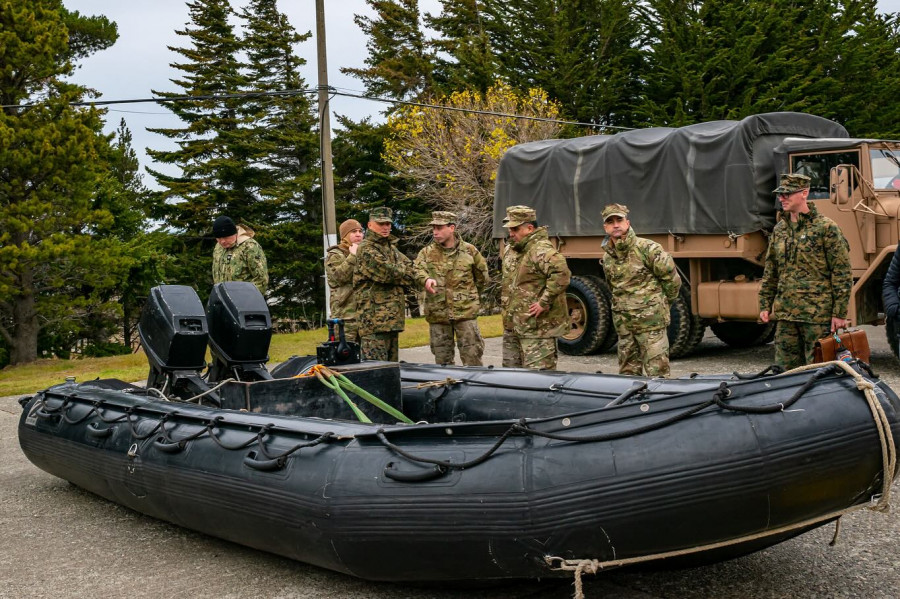 El teniente general Leonard Anderson  conoce las características de un bote neumático Pumar MI585 Asalto del DIM N°4 Cochrane Firma Armada de Chile