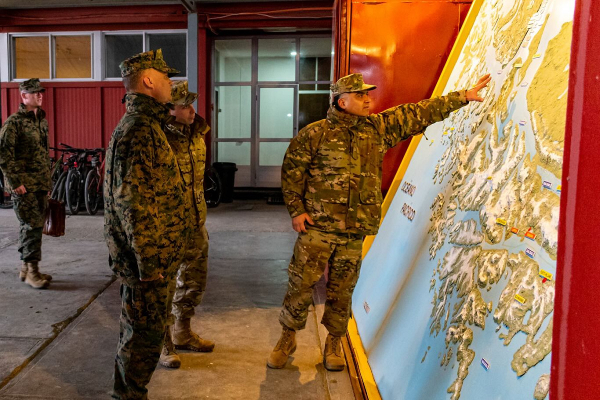Visita del teniente general Leonard Anderson  al DIM Nu00b04 Cochrane Firma Armada de Chile