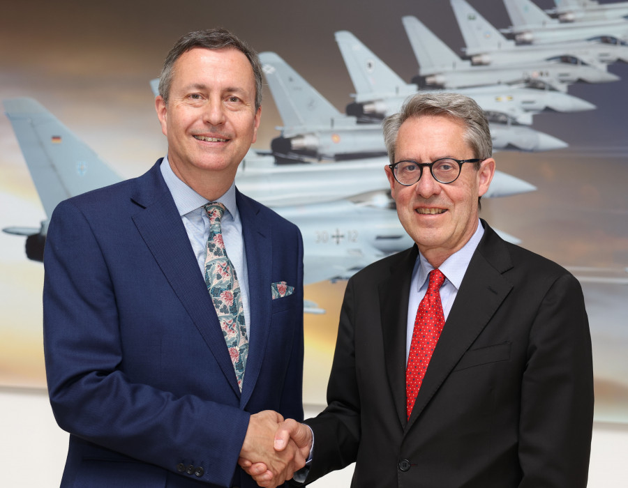 Simon Ellard, de la Netma, y Giancarlo Mezzanatto, de Eurofighter, en la firma del acuerdo de mejora del Eurofighter. Foto. Eurofighter