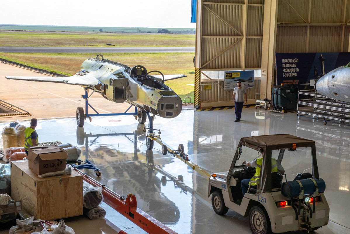 02. Primeiro caça Gripen produzido no Brasil volta da pintura interna e verniz anticorrosivo para então entrar na montagem final