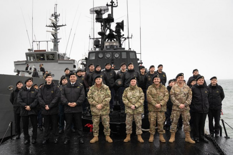 El almirante De la Maza a bordo de la LAM Casma Firma Armada de Chile