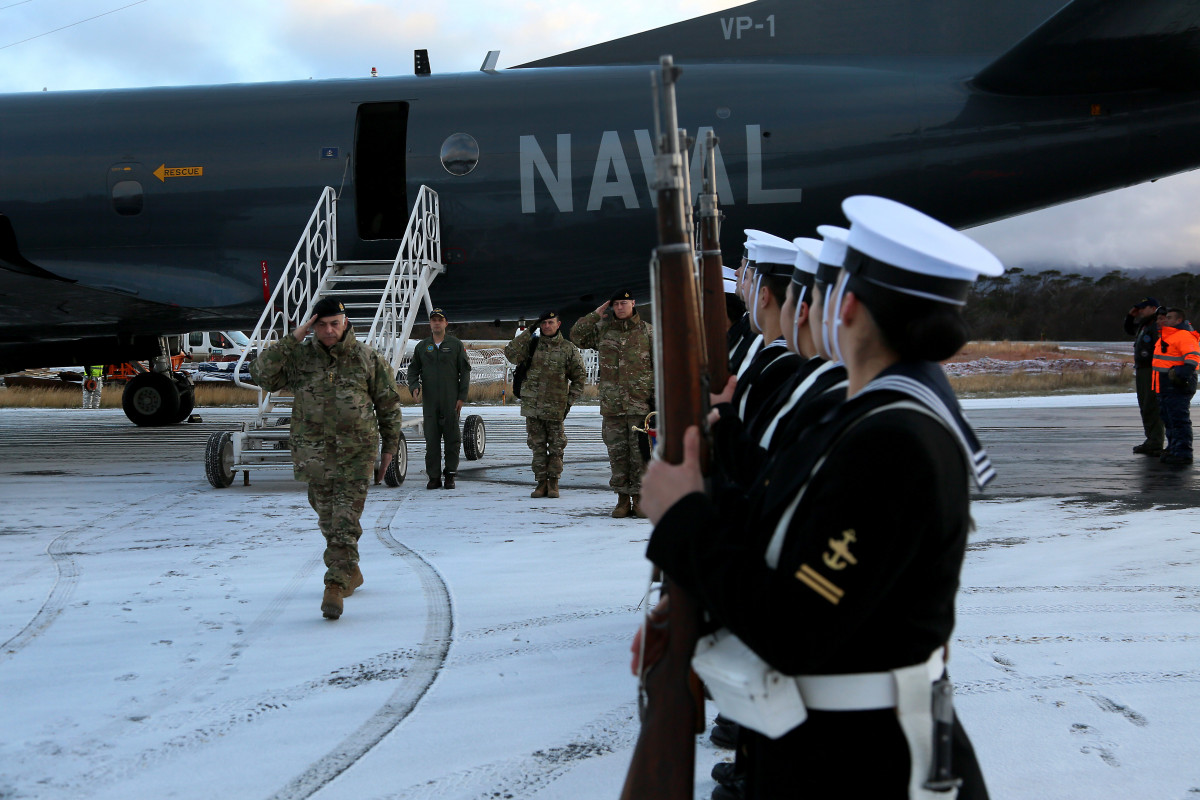 El almirante De la Maza recibe honores a su arribo al aeru00f3dromo Guardiamarina Zau00f1artu de Puerto Williams Firma Ministerio de Defensa Nacional de Chile