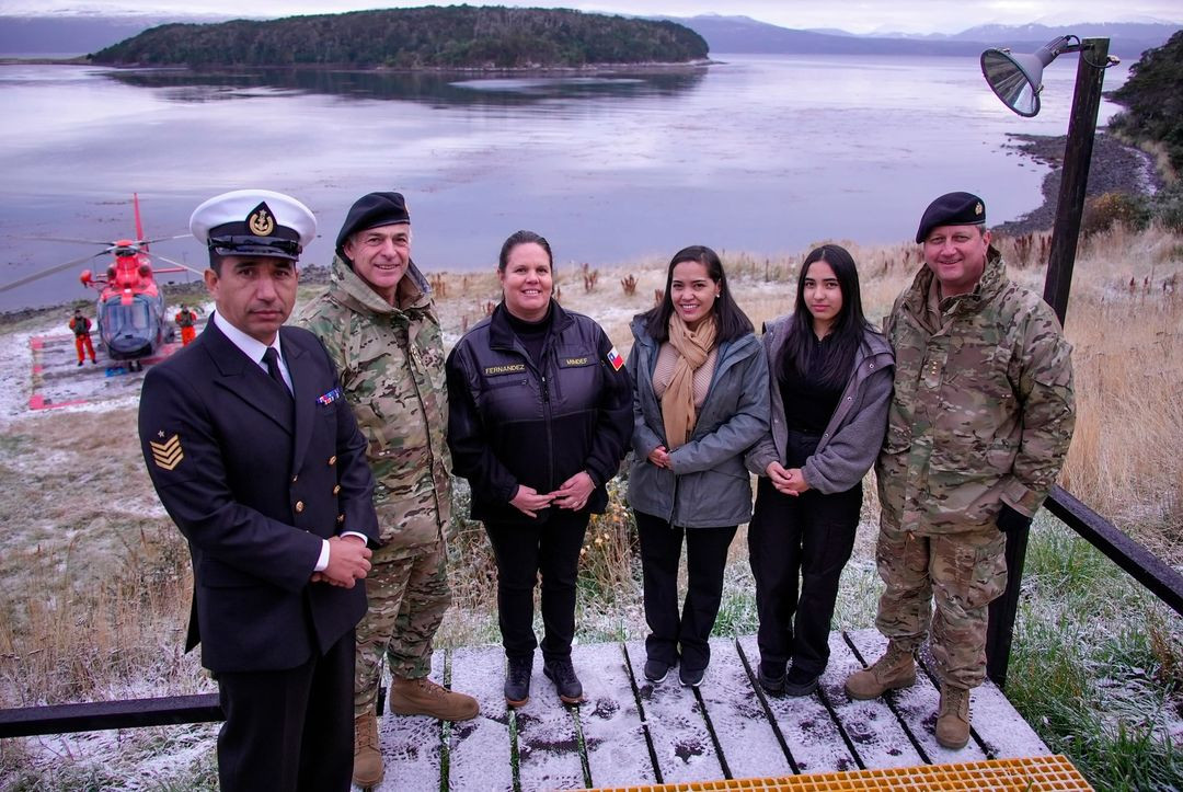 La ministra Fernu00e1ndez el almirante De la Maza y el vicealmirante Niemann junto al sargento 2 Marco Zepeda y su familia en la alcaldu00eda de mar de Caleta Banner en isla Picton Firma Ministerio de Defensa Nacional de Chile