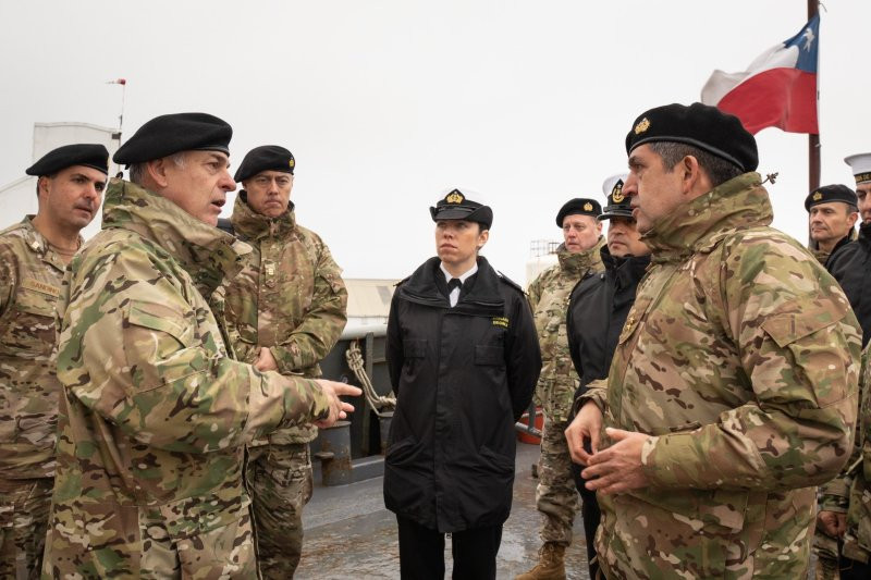 El almirante De la Maza revista una de las unidades de la Tercera Zona Naval en el muelle Capitu00e1n Guillermos de Punta Arenas Firma Armada de Chile