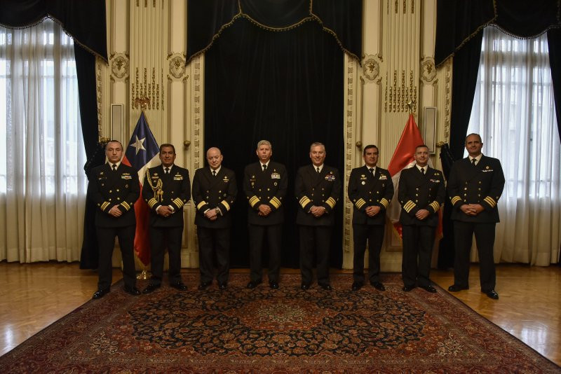 Los delegados navales de la XIII Reuniu00f3n Bilateral de Estados Mayores efectuada en Valparau00edso Firma Armada de Chile