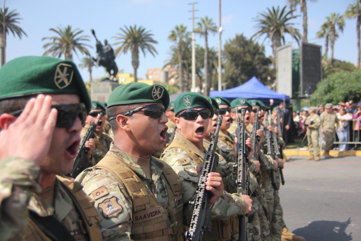 Desfile de personal del Batallu00f3n de Infanteru00eda Motorizado N24 Huamachuco Firma Consejo Regional de Arica y Parinacota