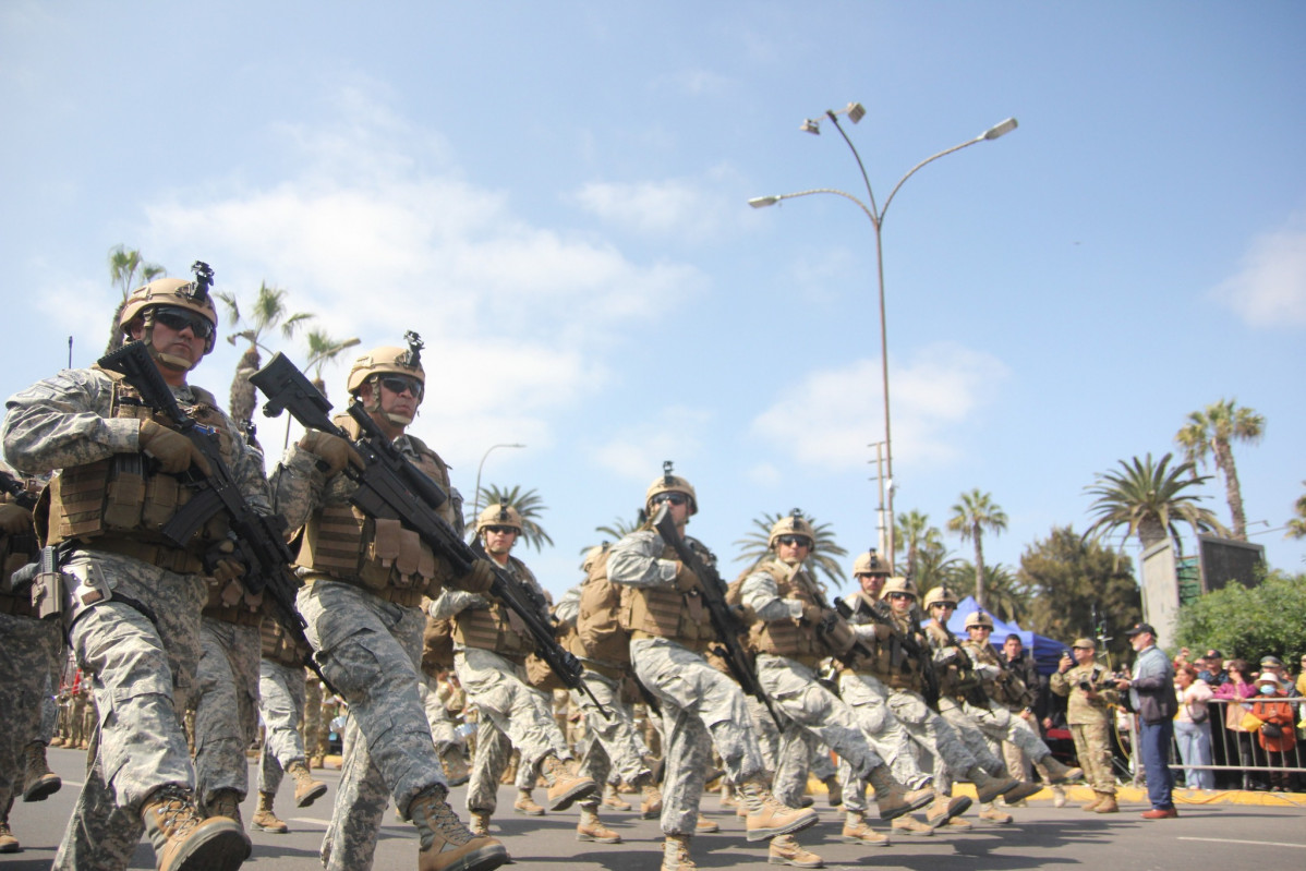 Desfile de la secciu00f3n del Grupo de Infanteru00eda de Aviaciu00f3n N 44 de la I Brigada Au00e9rea de la FACh Firma Consejo Regional de Arica y Parinacota