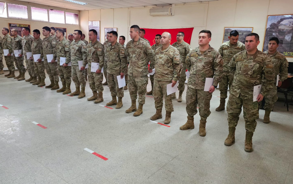 Los nuevos conductores de carro Mowag Pirau00f1a con sus diplomas Firma II Divisiu00f3n Motorizada del Eju00e9rcito de Chile