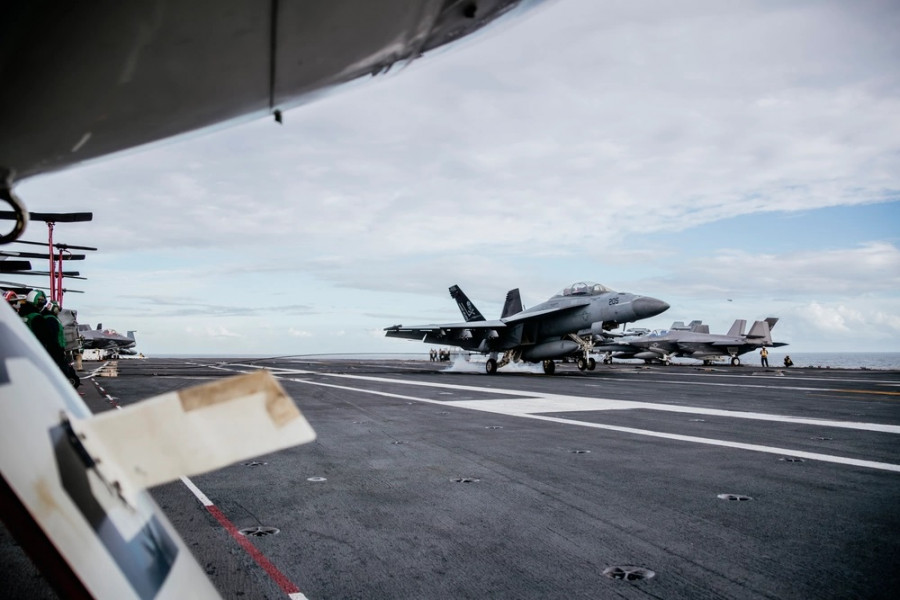 Un Super Hornet del VFA 103 Jolly Rogers operando desde el portaaviones USS George Washington durante ejercicios con la Armada de Chile Firma Mass Communication Specialist 3rd Class August Clawson US 