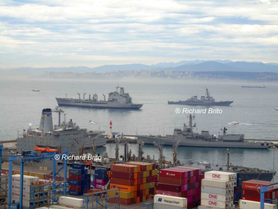 Buques de Estados Unidos en Valparaíso Firma Richard Brito
